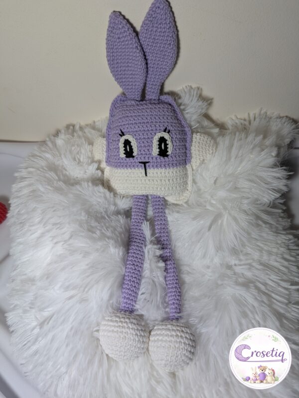 Iepure crosetat cu picioare mobile