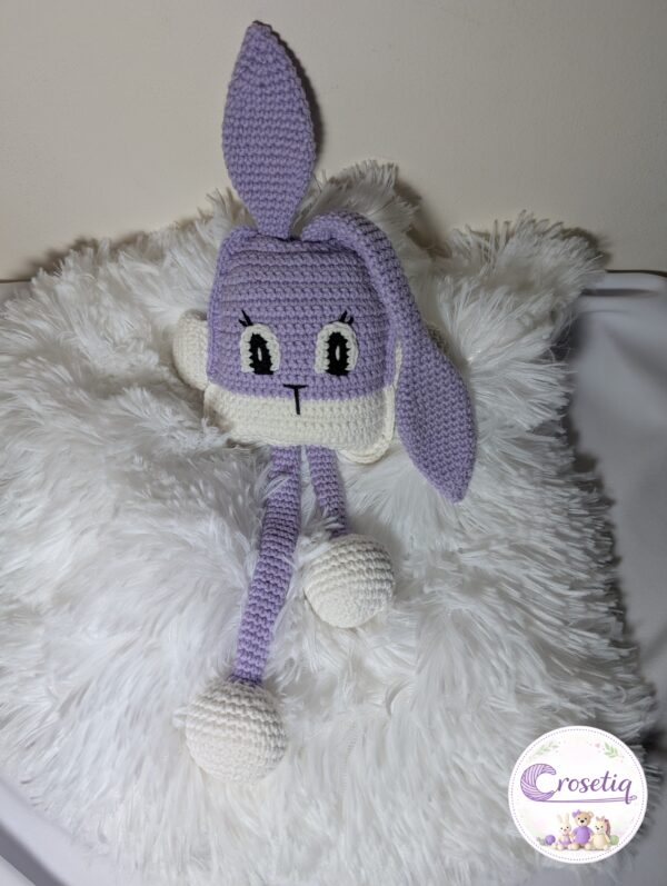 Iepure crosetat cu picioare mobile