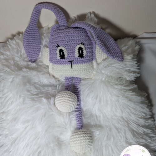 Iepure crosetat cu picioare mobile