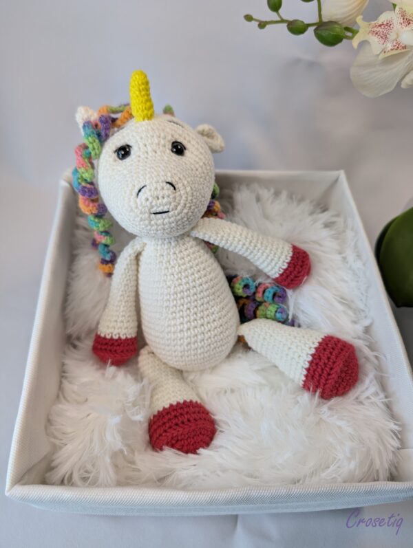 Unicorn crosetat - jucarie crosetata handmade, Crosetiq