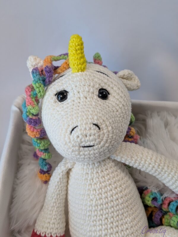 Unicorn crosetat - jucarie crosetata handmade, Crosetiq
