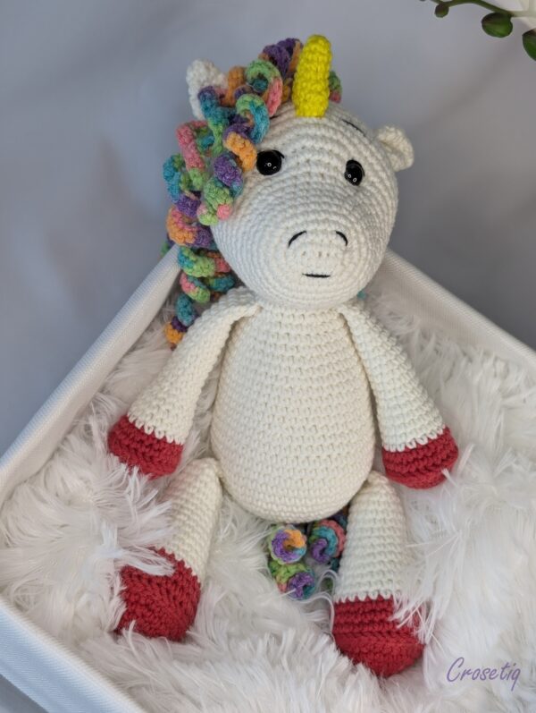 Unicorn crosetat - jucarie crosetata handmade, Crosetiq