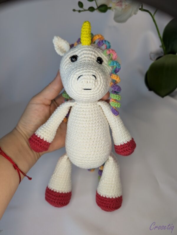 Unicorn crosetat - jucarie crosetata handmade, Crosetiq