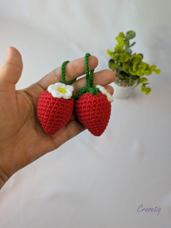 Breloc Capsuna - breloc crosetat handmade, Crosetiq