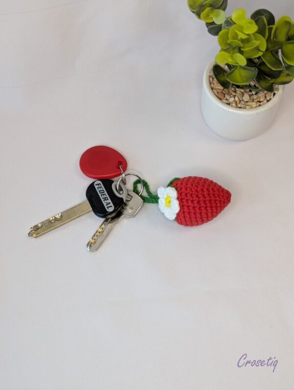 Breloc Capsuna - breloc crosetat handmade, Crosetiq