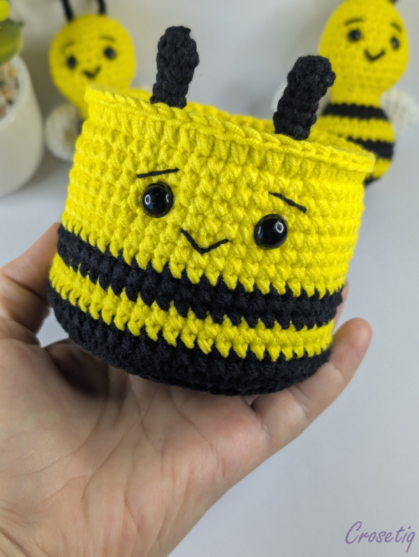 Coșuleț croșetat – model albinuță - produs handmade Crosetiq