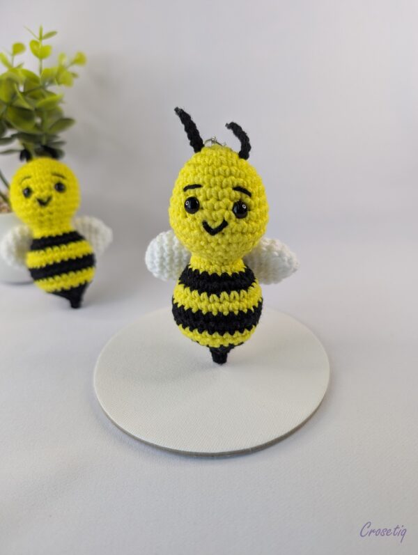 Breloc albinuță - breloc crosetat handmade, Crosetiq