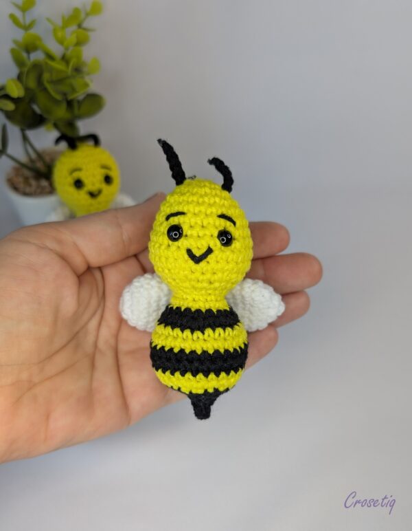 Breloc albinuță - breloc crosetat handmade, Crosetiq