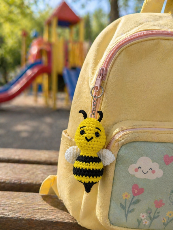 Breloc albinuță - breloc crosetat handmade, Crosetiq