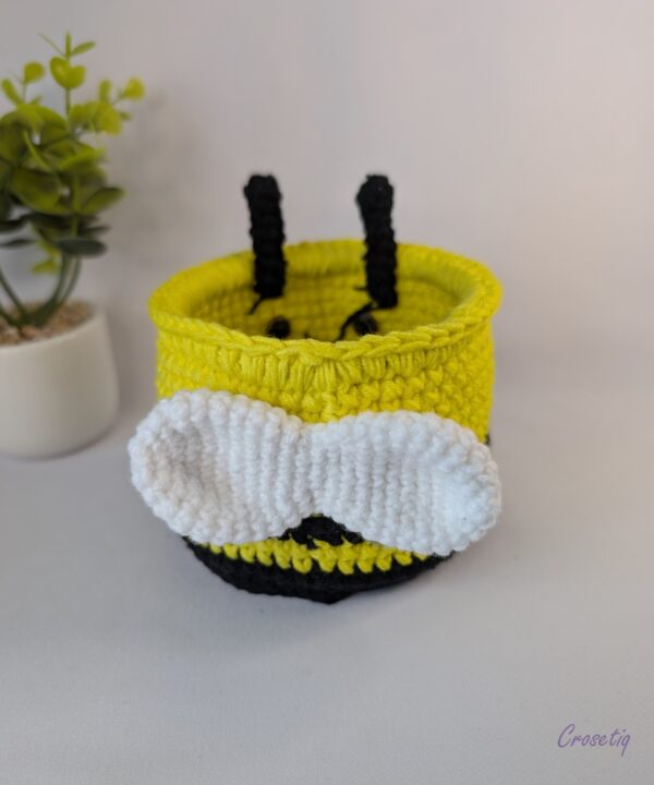 Coșuleț croșetat – model albinuță