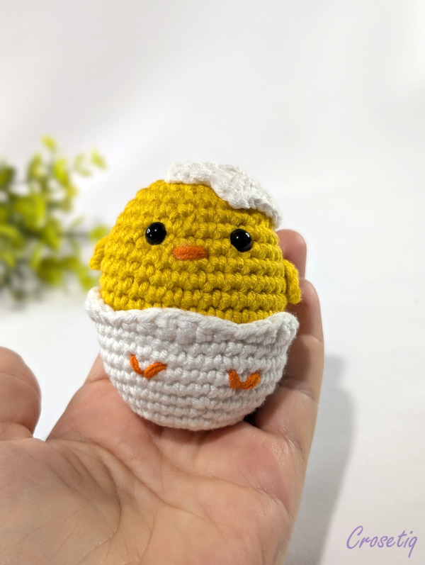 Puișor în ou croșetat - breloc crosetat handmade, Crosetiq