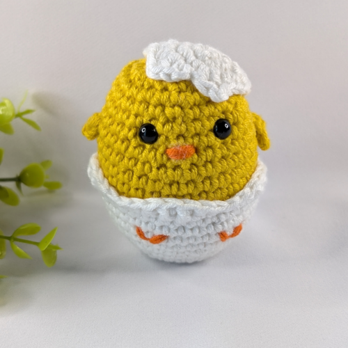 Puișor în ou croșetat - breloc crosetat handmade, Crosetiq