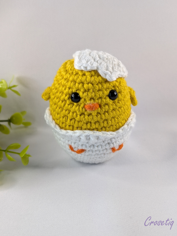 Puișor în ou croșetat - breloc crosetat handmade, Crosetiq