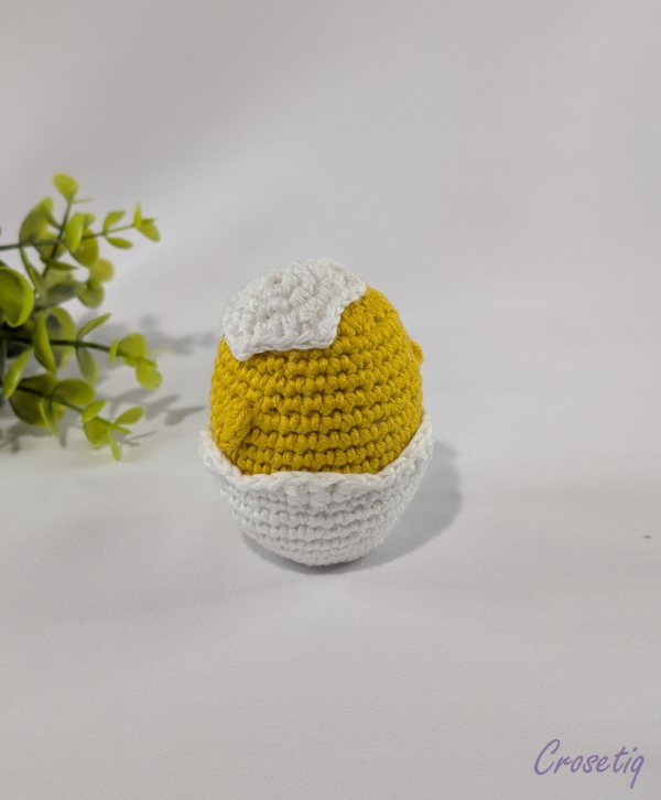 Puișor în ou croșetat - breloc crosetat handmade, Crosetiq